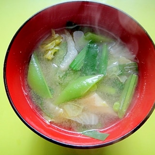 白菜とスナップエンドウニラの味噌汁